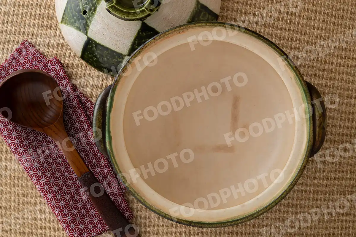 木製のおたまと白と深緑の市松模様がきれいな土鍋 / 蓋閉