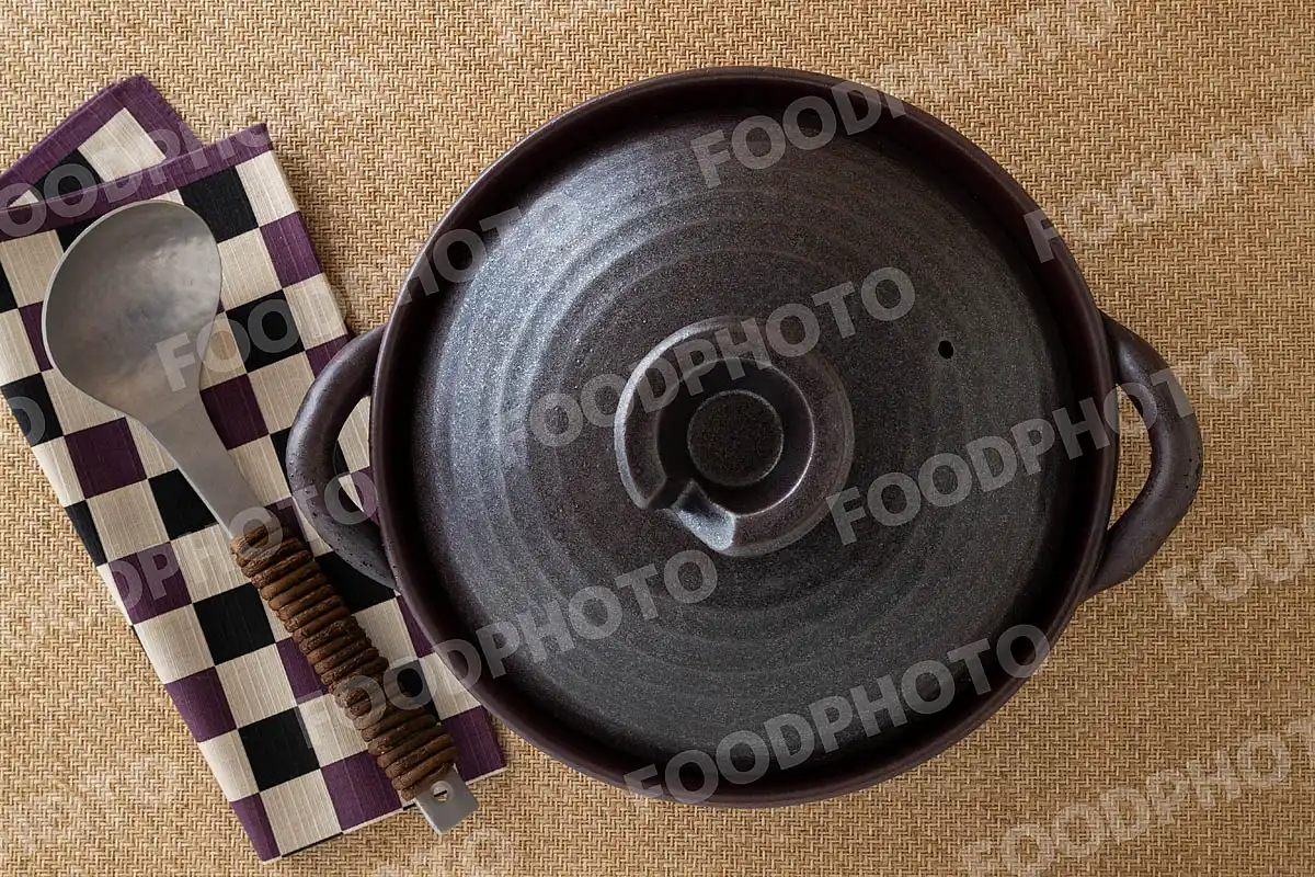 アルミのおたまと鋼のような風合いの土鍋 / 蓋開