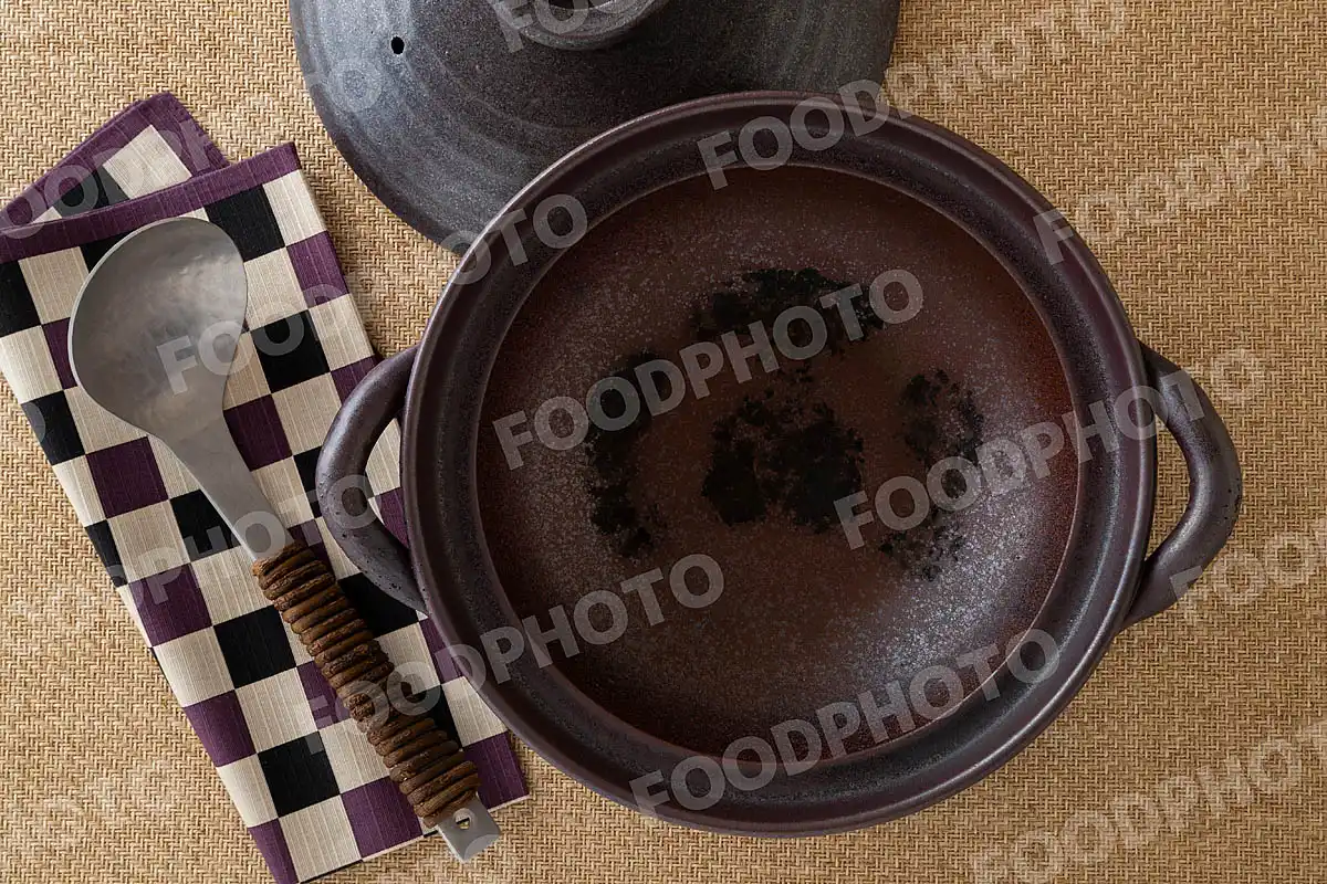 アルミのおたまと鋼のような風合いの土鍋 / 蓋閉