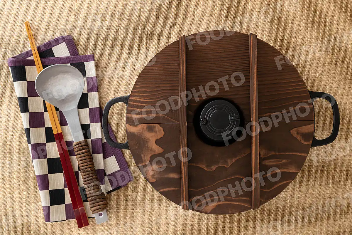 アルミのおたまと竹の菜箸。杉焼きの蓋と南部鉄器のしゃぶしゃぶ鍋 / 蓋閉