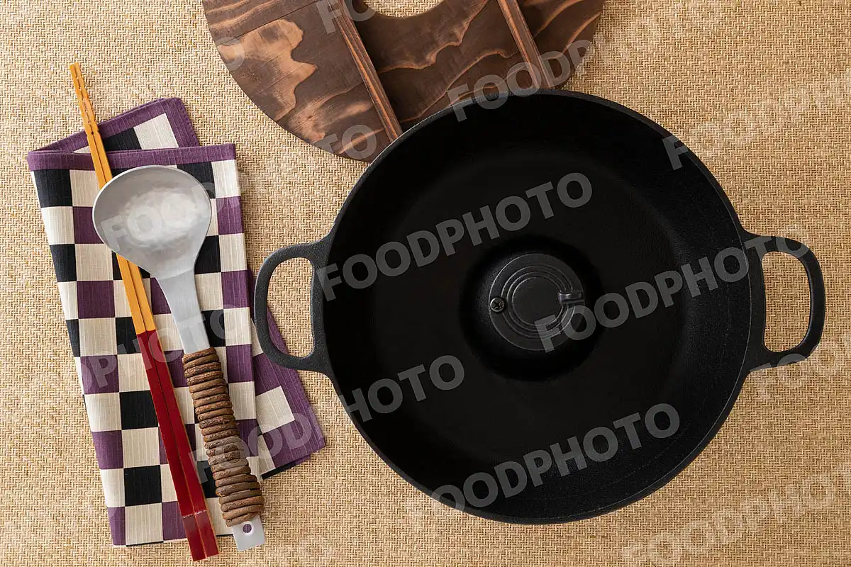 アルミのおたまと竹の菜箸と南部鉄器のしゃぶしゃぶ鍋 / 蓋開