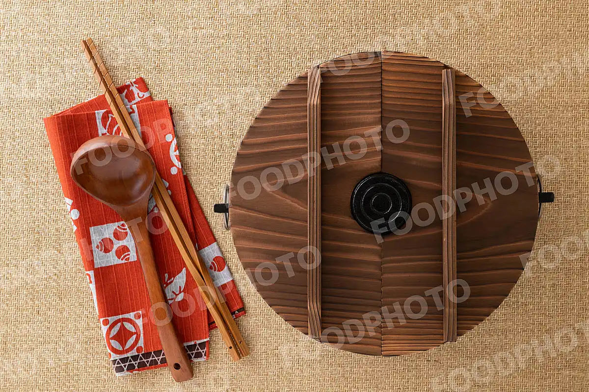 木のおたまと竹の菜箸と南部鉄器のしゃぶしゃぶ鍋 / 蓋閉