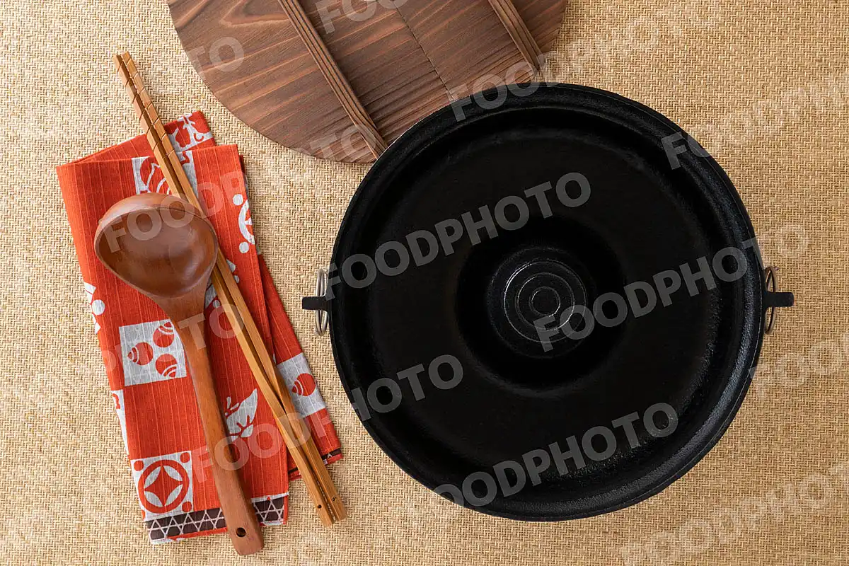木のおたまと竹の菜箸と南部鉄器のしゃぶしゃぶ鍋 / 蓋開