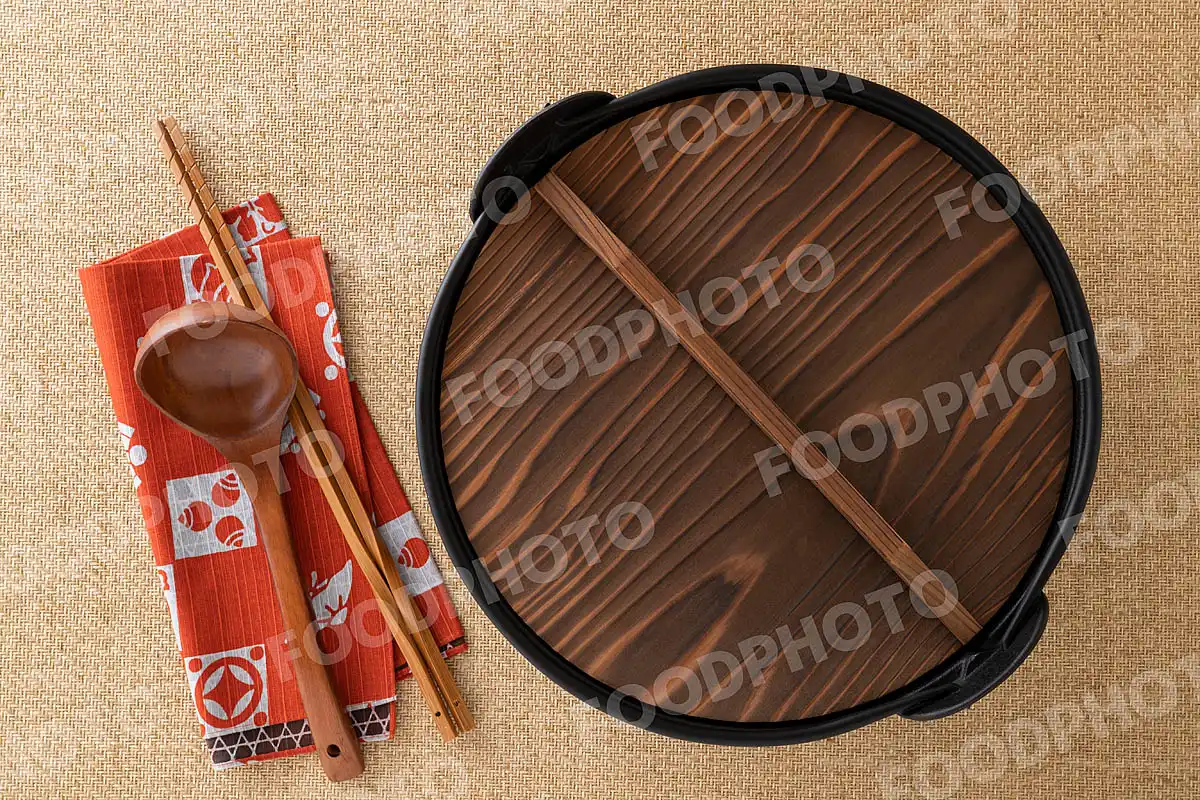 木のおたまと竹の菜箸と南部鉄器のいろり鍋 / 蓋閉