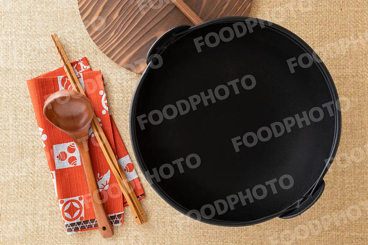 木のおたまと竹の菜箸と南部鉄器のいろり鍋 / 蓋開