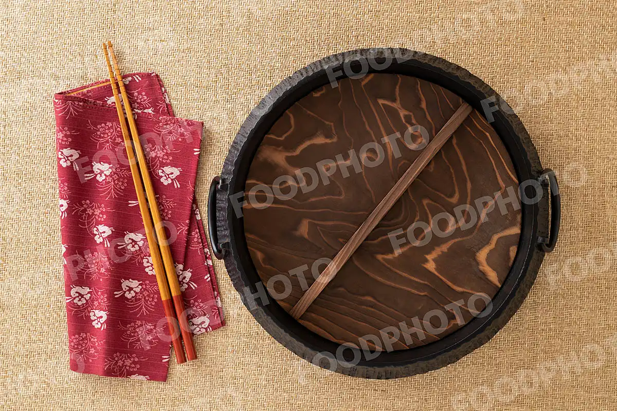 竹の菜箸と南部鉄器のすきやき鍋 / 蓋閉