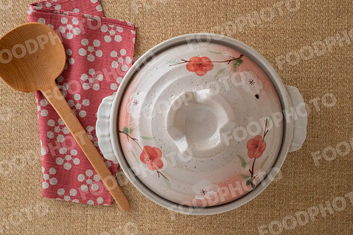 木製のおたまと花柄の手拭き。紅白の梅が可愛い土鍋 / 蓋閉