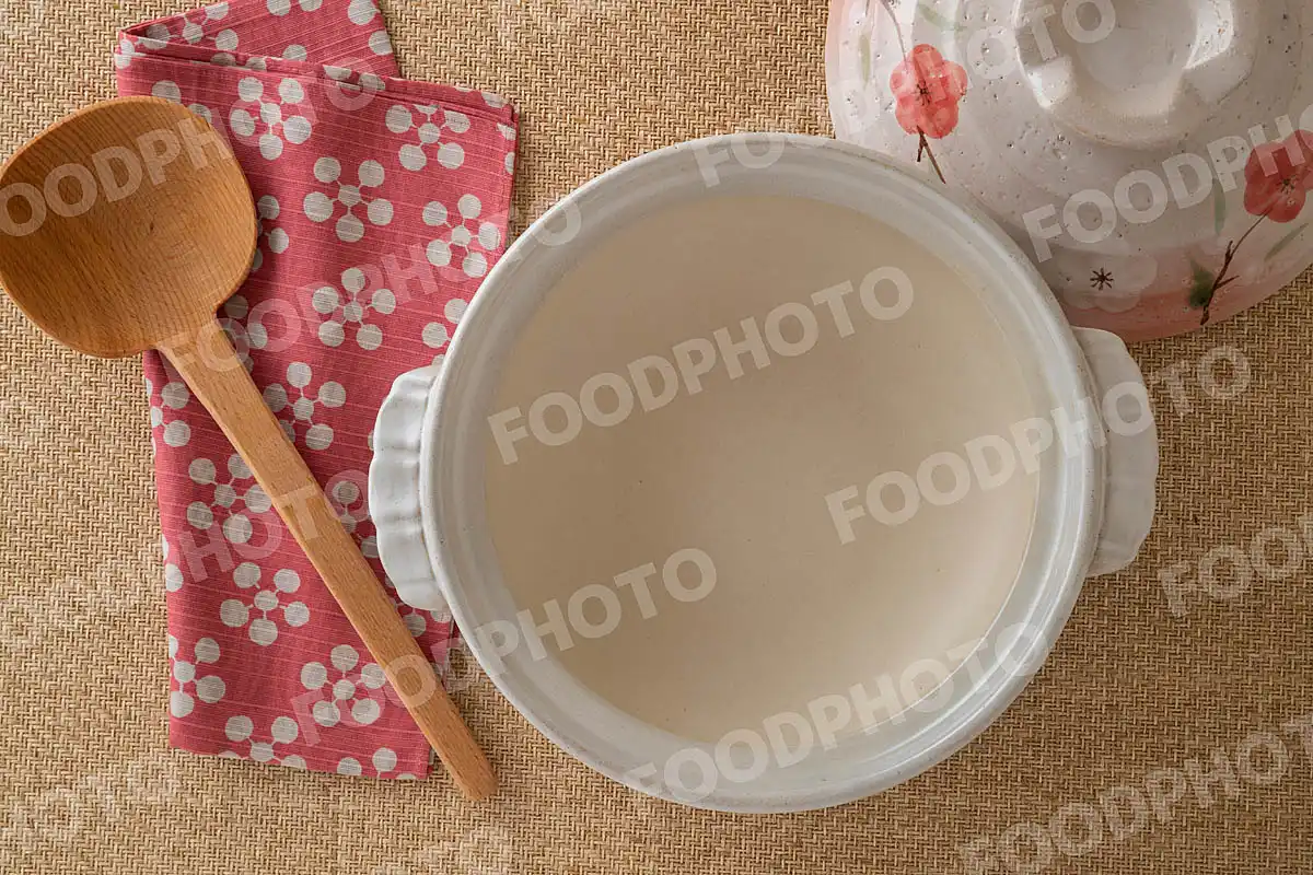 木製のおたまと花柄の手拭き。紅白の梅が可愛い土鍋 / 蓋開
