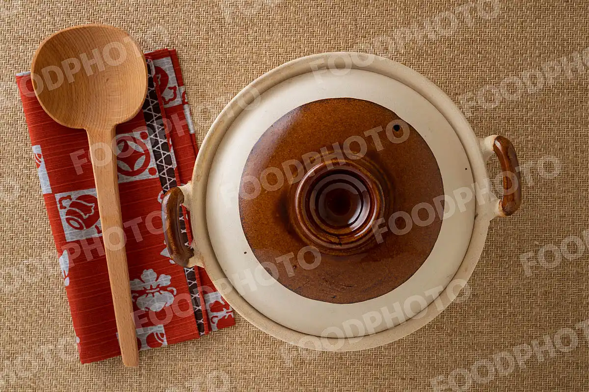 木製のおたまと茶の丸が可愛い素焼きの質素な土鍋 / 蓋閉