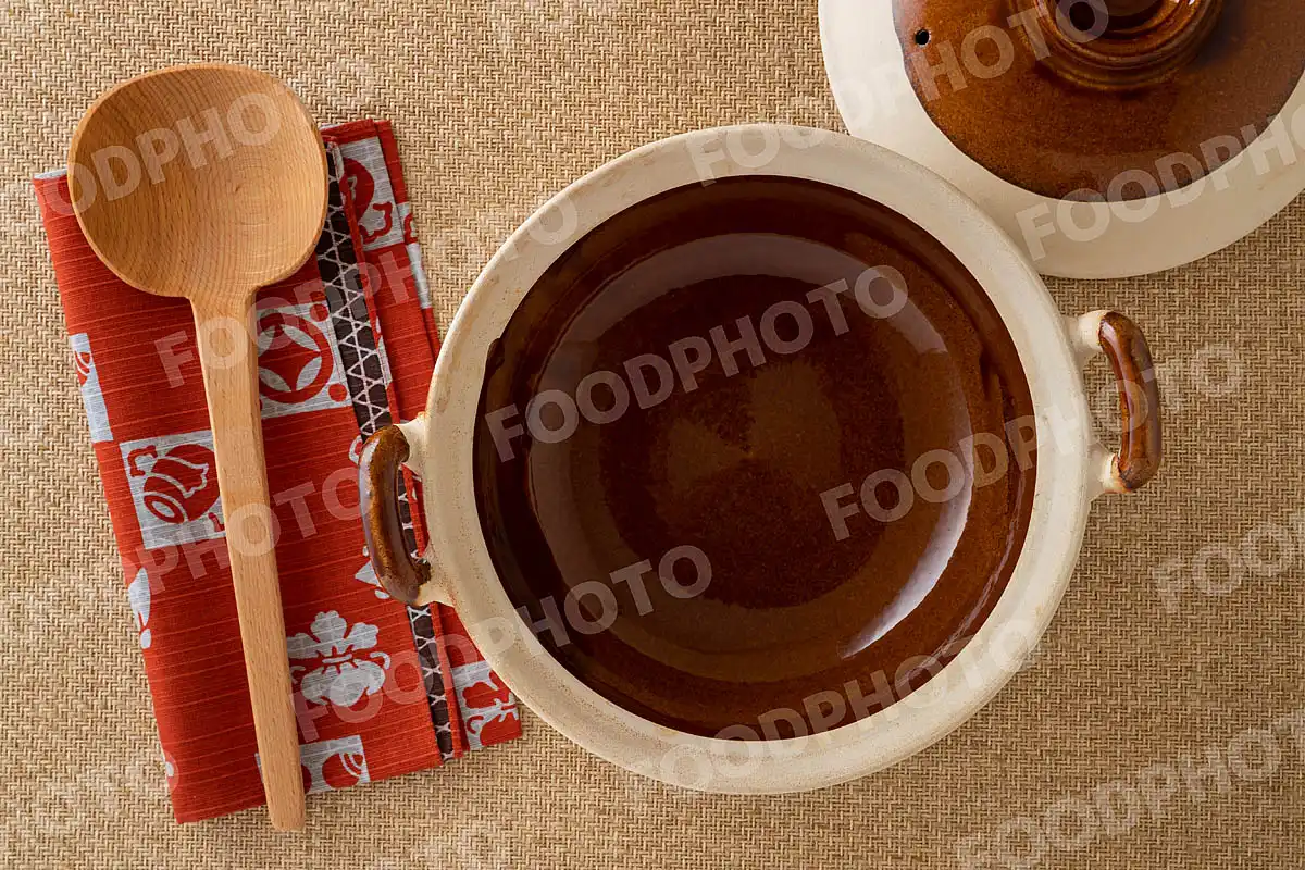 木製のおたまと茶の丸が可愛い素焼きの質素な土鍋 / 蓋開