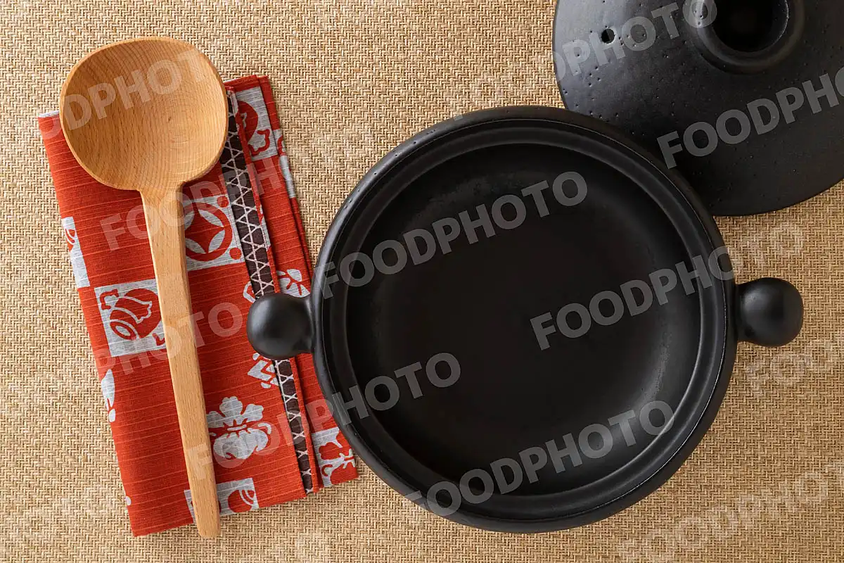 木製のおたまと丸い取手が可愛い真っ黒な土鍋 / 蓋閉