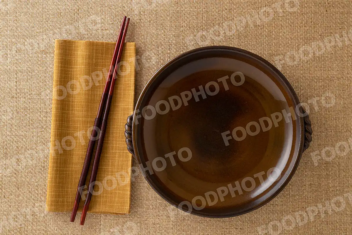 木の菜箸とお手拭きと陶板鍋