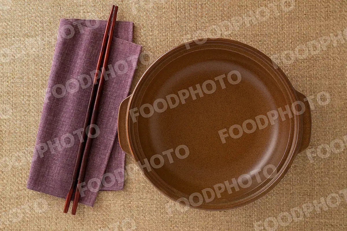 木の菜箸とお手拭きと陶板鍋
