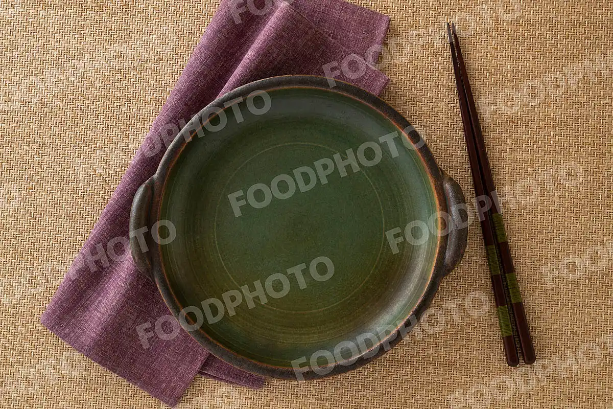 紫のお手拭きと緑色の陶板鍋