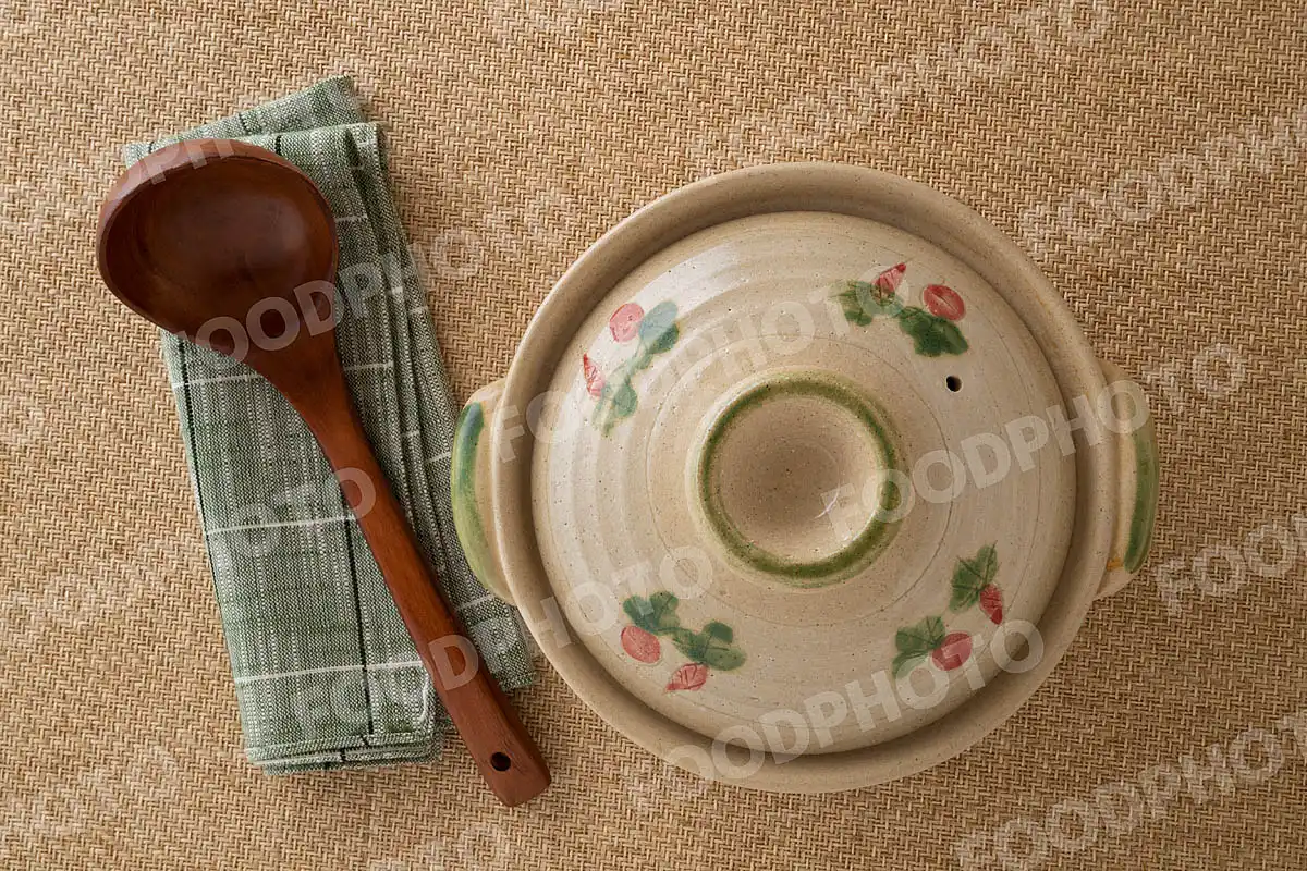 木製のおたまとお手拭き。小さな土鍋 / 蓋閉