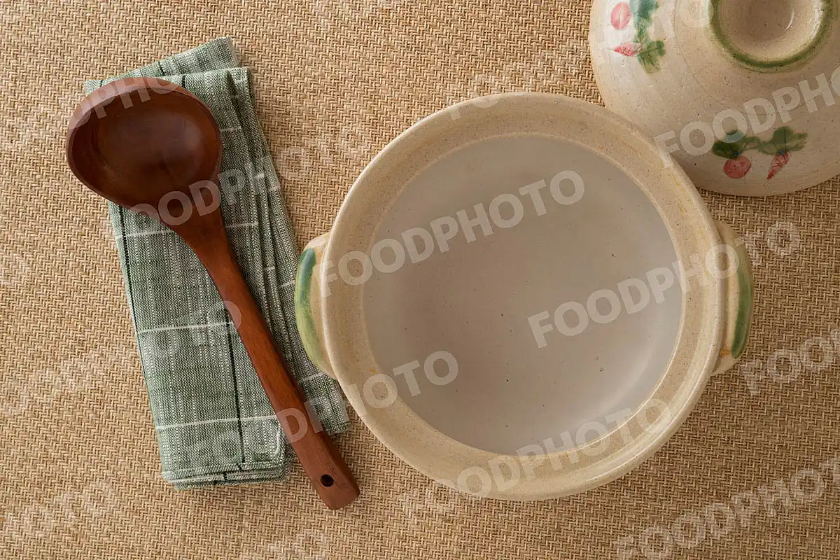 木製のおたまとお手拭き。小さな土鍋 / 蓋開