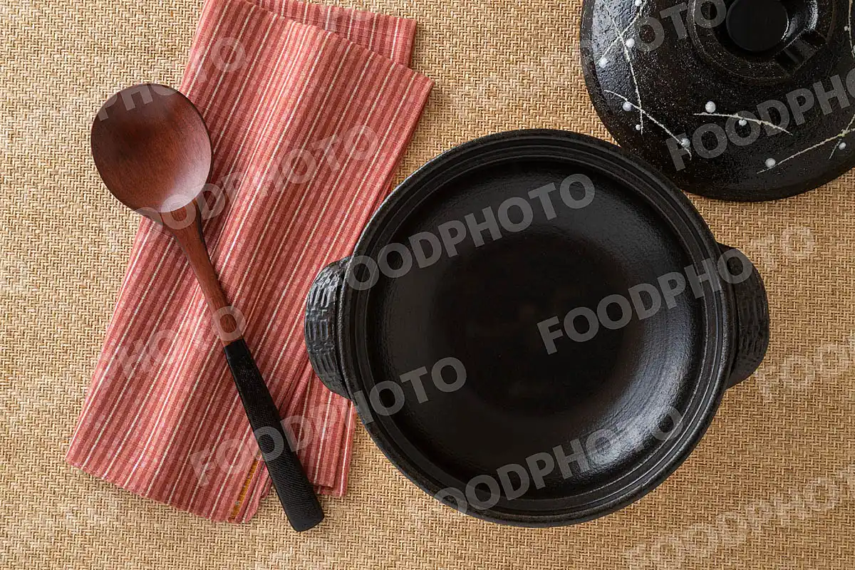 木製のおたまとお手拭き。小さな黒い土鍋 / 蓋開