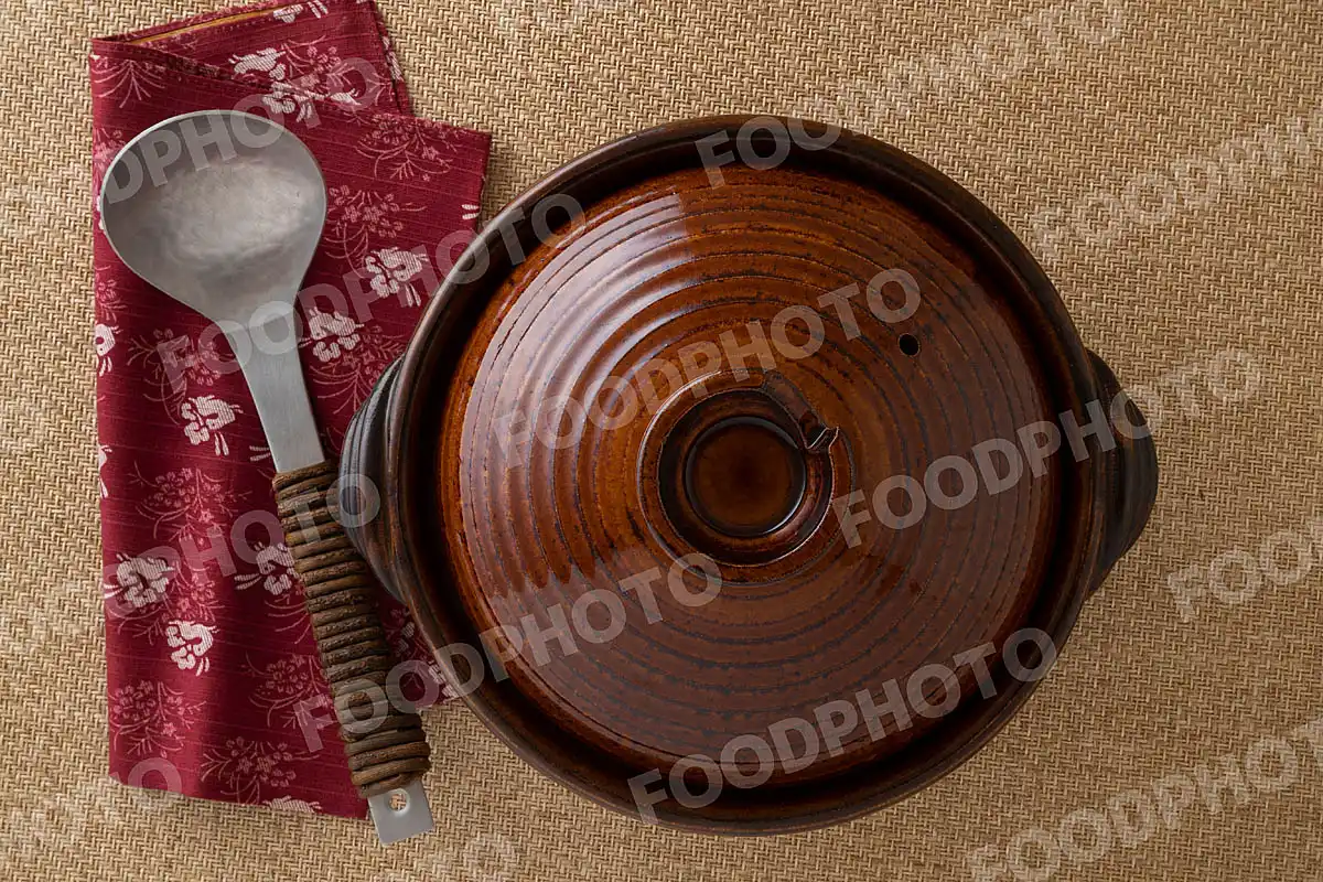 アルミのおたまとお手拭き。小さな飴色の土鍋 / 蓋閉