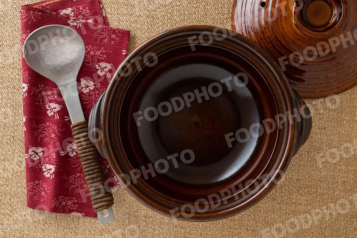 アルミのおたまとお手拭き。小さな飴色の土鍋 / 蓋開