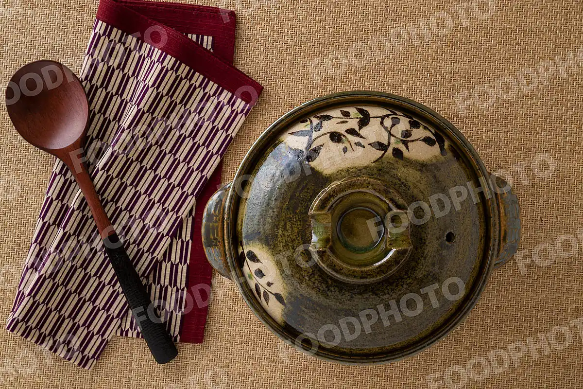 木製のおたまと深緑色の小さな土鍋 / 蓋閉