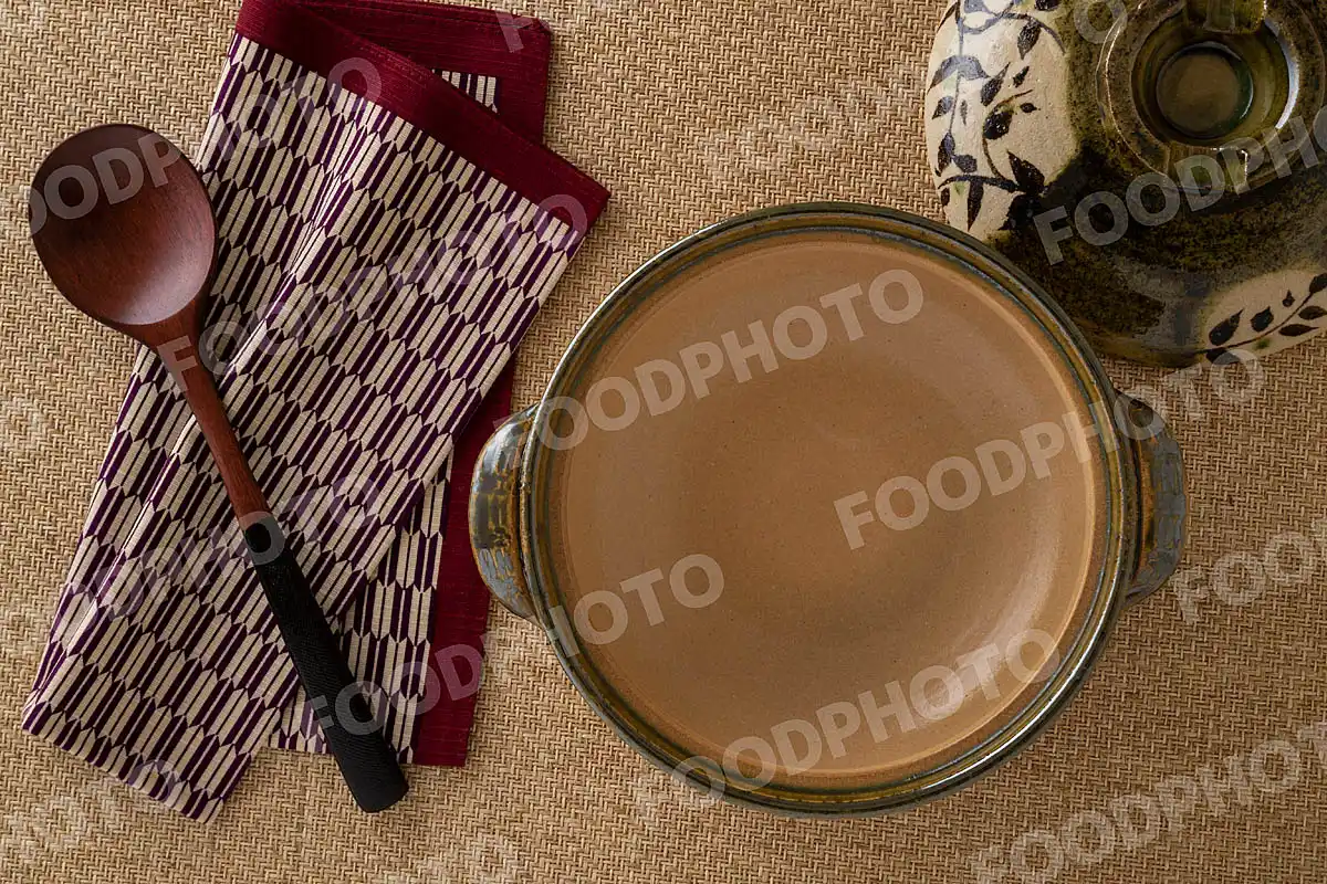 木製のおたまと深緑色の小さな土鍋 / 蓋閉