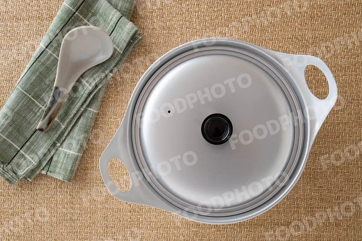 レンゲとお手拭き。小さなアルミの鍋 / 蓋閉