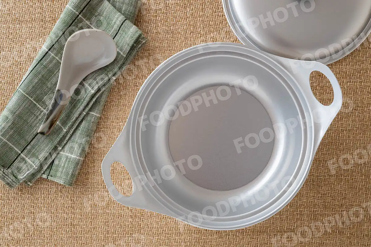 レンゲとお手拭き。小さなアルミの鍋 / 蓋開