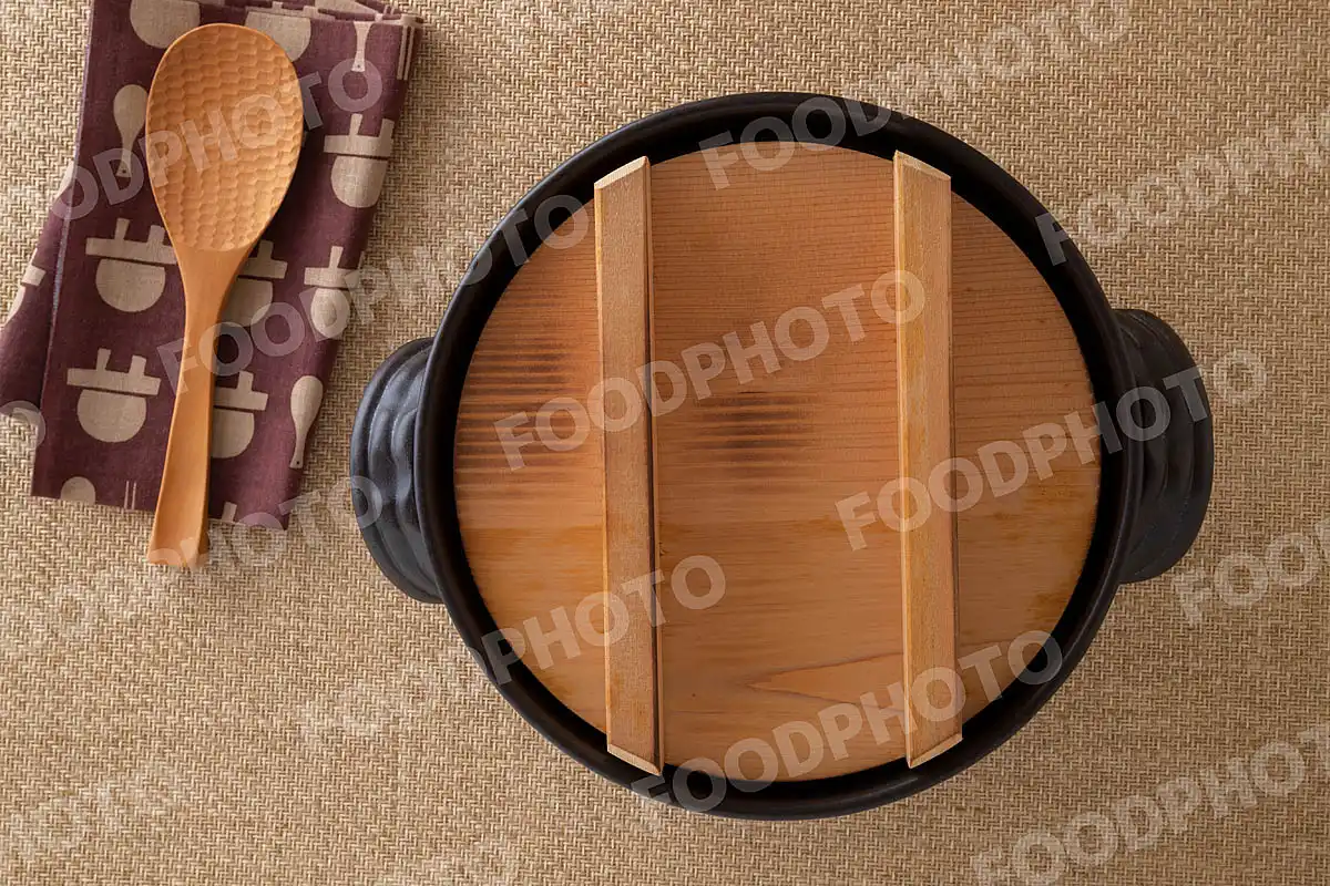 杓文字とお手拭き。木蓋の表情が可愛い炊飯土鍋 / 蓋閉