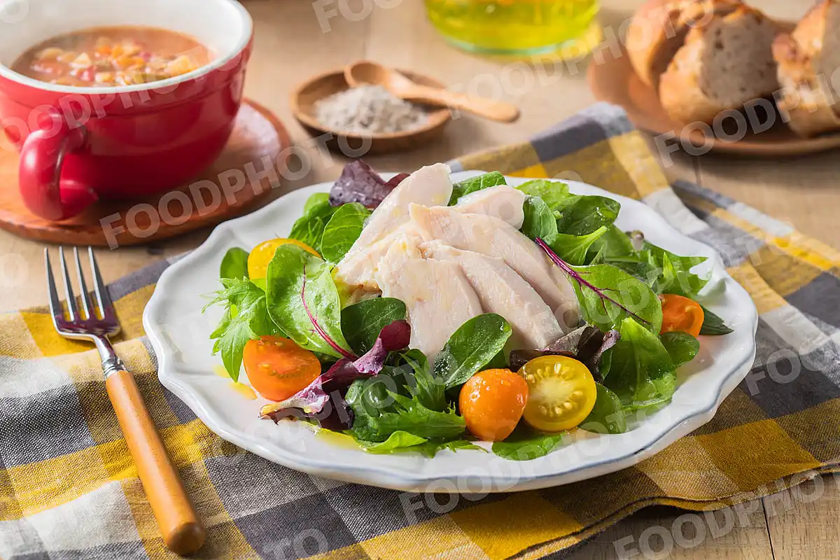 サラダチキンとトマトのベビーリーフサラダ