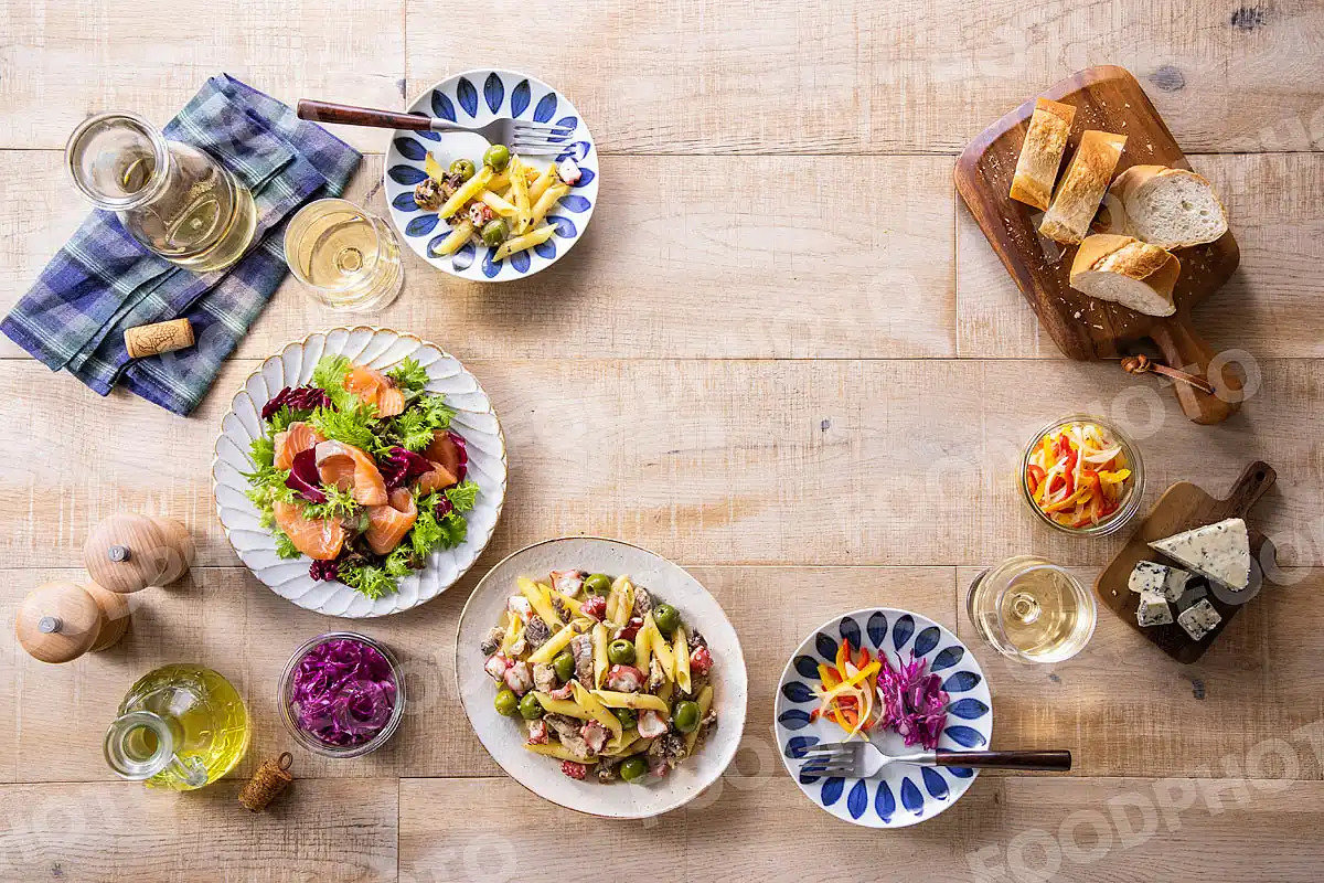 白ワインとサーモンサラダとシーフードペンネ