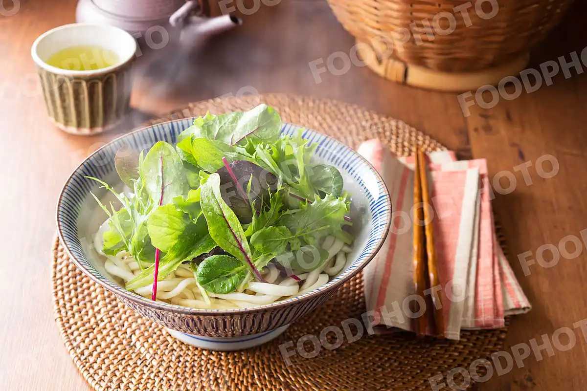 ベビーリーフたっぷりの和風だしうどん