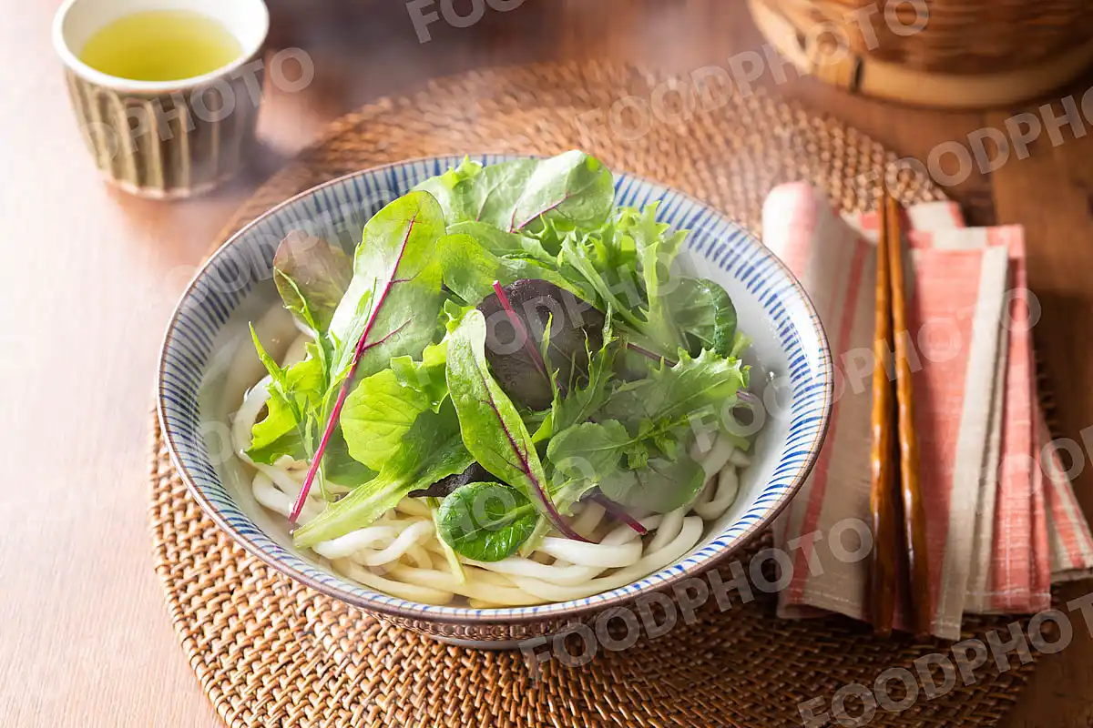 ベビーリーフたっぷりの和風だしうどん