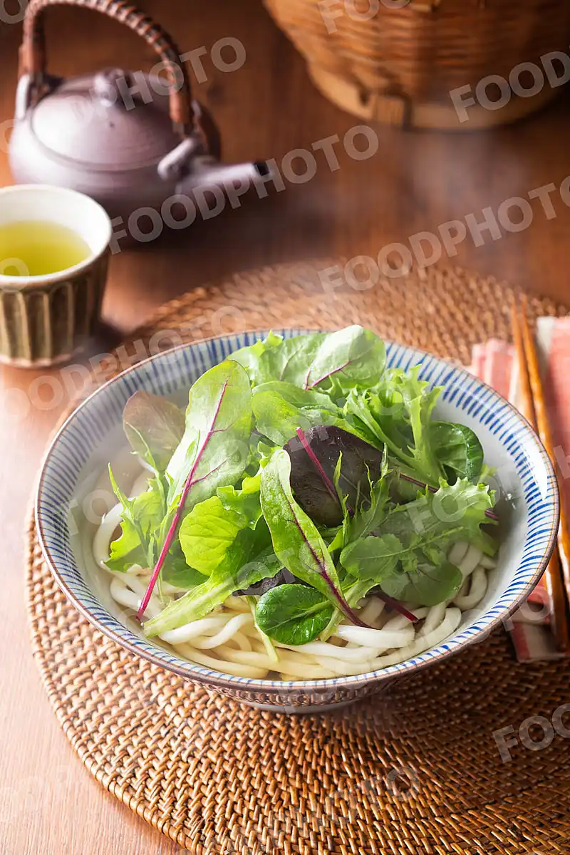 ベビーリーフたっぷりの和風だしうどん