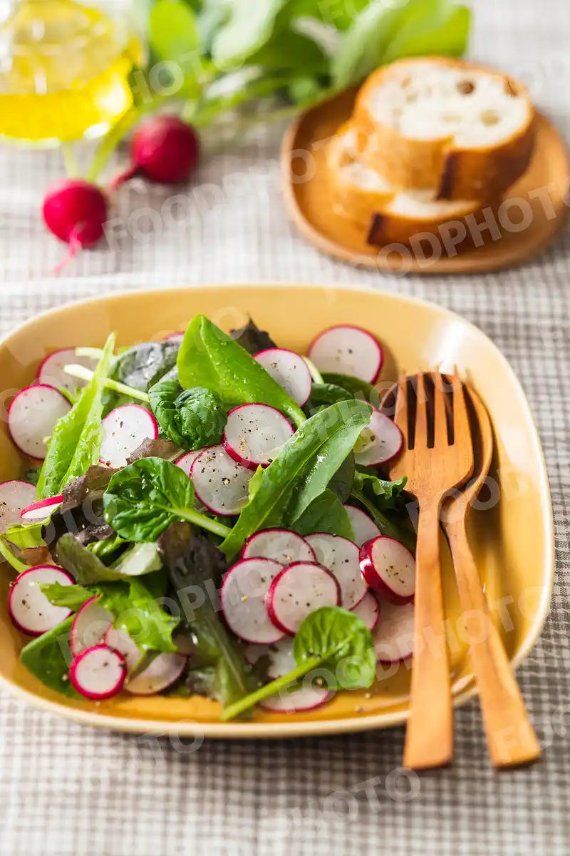 ラディッシュとベビーリーフのサラダ